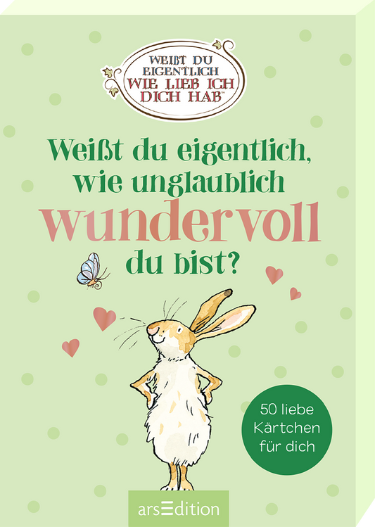 Der Buchcoverhintergrund ist in sanften Pastellgrüntönen gehalten. In der Mitte befindet sich ein fröhlicher Hase, der mit einem herzlichen Ausdruck seine Arme hebt. Oberhalb des Hasen steht in verspielter Schrift der Text „WEISST DU EIGENTLICH WIE LIEB ICH DICH HAB'“, und darunter in größeren, rosafarbenen Buchstaben „Weißt du eigentlich, wie unglaublich wundervoll du bist?“. Ein kleiner Kasten mit dem Text „50 liebe Kärtchen für dich“ ist ebenfalls sichtbar. Ganz...
