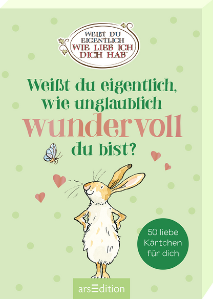 Der Buchcoverhintergrund ist in sanften Pastellgrüntönen gehalten. In der Mitte befindet sich ein fröhlicher Hase, der mit einem herzlichen Ausdruck seine Arme hebt. Oberhalb des Hasen steht in verspielter Schrift der Text „WEISST DU EIGENTLICH WIE LIEB ICH DICH HAB&#039;“, und darunter in größeren, rosafarbenen Buchstaben „Weißt du eigentlich, wie unglaublich wundervoll du bist?“. Ein kleiner Kasten mit dem Text „50 liebe Kärtchen für dich“ ist ebenfalls sichtbar. Ganz...