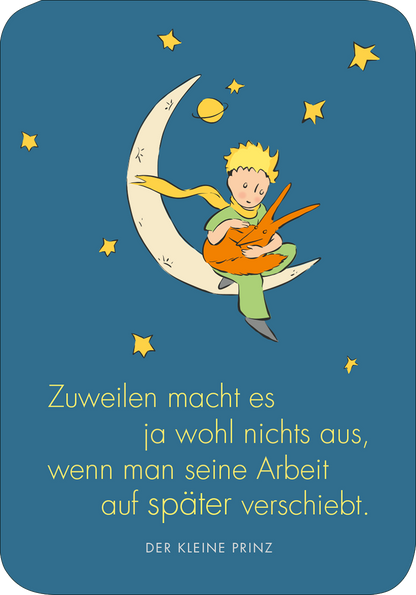 Gezeigt wird eine Innen- oder Zusatzansicht von „Der Kleine Prinz. 50 Glückskärtchen für jeden Tag“. Die Karte zeigt einen hellblau-grünen Hintergrund mit dem kleinen Prinzen, der auf einem Halbmond sitzt und einen Fuchs umarmt. Umgeben ist er von stilisierten Sternen und einem Planeten. Die Typografie ist in einer verspielten, gut lesbaren Schrift gehalten und präsentiert den Spruch: „Zuweilen macht es ja wohl nichts aus, wenn man seine Arbeit auf später verschiebt.“ Der gesamte...