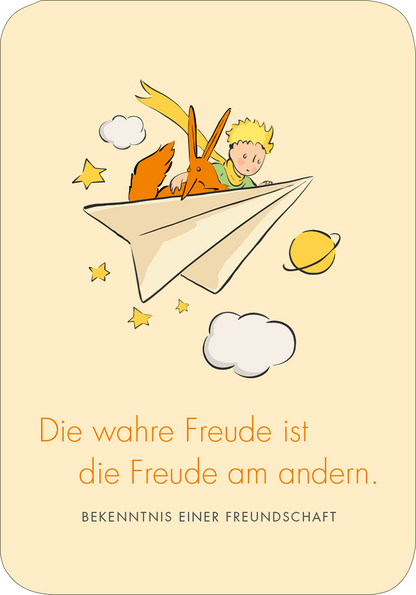 Gezeigt wird eine Innen- oder Zusatzansicht von „Der Kleine Prinz. 50 Glückskärtchen für jeden Tag“. Die Karte hat einen sanften, pastellgelben Hintergrund. In der Mitte sind eine Zeichnung des kleinen Prinzen und seines Fuchs-Freundes zu sehen, die auf einem Papierflugzeug schweben. Über ihnen sind Wolken und Sterne abgebildet. Der Text „Die wahre Freude ist die Freude am andern“ ist in einer freundlichen, orangefarbenen Schriftart unterhalb der Illustration platziert.