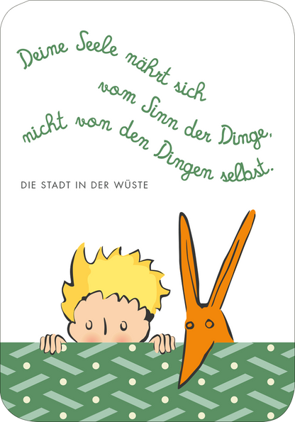 Gezeigt wird eine Innen- oder Zusatzansicht von „Der Kleine Prinz. 50 Glückskärtchen für jeden Tag“. Die Karte zeigt einen Jungen mit blonden Haaren, der hinter einer grünen, gemusterten Kante hervorblickt. Rechts ist eine orangefarbene Schere abgebildet. Der Text in geschwungener Schrift lautet: „Deine Seele nährt sich vom Sinn der Dinge, nicht von den Dingen selbst.“ Am unteren Rand steht „DIE STADT IN DER WÜSTE“ in klarer, gerader Typografie. Die Farben sind fröhlich und...