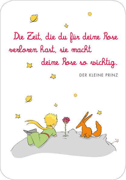 Gezeigt wird eine Innen- oder Zusatzansicht von „Der Kleine Prinz. 50 Glückskärtchen für jeden Tag“. Auf der Karte ist eine illustrative Darstellung des kleinen Prinzen und eines Fuchses zu sehen, die auf einem Stein sitzen. Der Hintergrund ist hell und mit kleinen, bunten Planeten und Sternen verziert. Der Text „Die Zeit, die du für deine Rose verloren hast, sie macht deine Rose so wichtig.“ ist in einer verspielten, roten Schriftart gesetzt. Der Schriftzug „DER KLEINE PRINZ“...