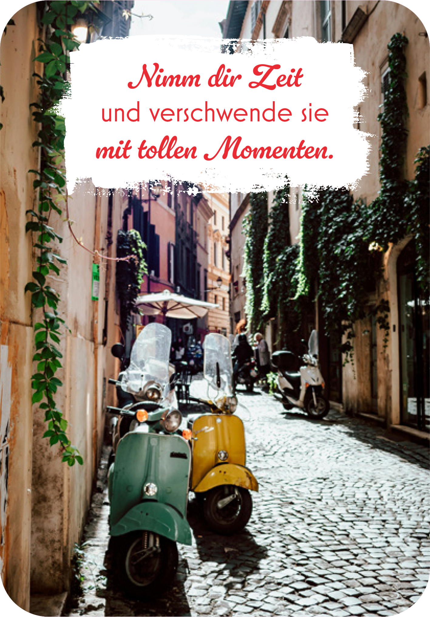 Gezeigt wird eine Innen- oder Zusatzansicht von „Dein Urlaubsorakel“. Die Szene zeigt eine enge, malerische Gasse mit gepflastertem Boden, gesäumt von historischen Gebäuden und üppigem Grün. Zwei auffällige scooters in sanften Farben, mintgrün und gelb, stehen am Straßenrand. Darüber schwebt eine Einladung in roter Schrift auf weißem Hintergrund: „Nimm dir Zeit und verschwende sie mit tollen Momenten.“ Die Typografie ist verspielt und einladend, was die entspannte...