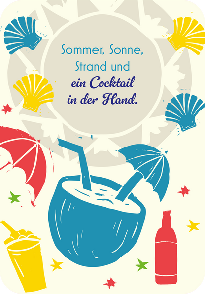 Gezeigt wird eine Innen- oder Zusatzansicht von „Dein Urlaubsorakel“. Die Illustration zeigt eine sommerliche Szene mit einem Getränk in einer Kokosnuss, versehen mit zwei bunten Strohhalmen und einem kleinen Sonnenschirm. Im Hintergrund sind stilisierte Muscheln und leuchtende Sterne in den Farben Blau, Gelb, Rot und Grün. Der zentrale Schriftzug in einer verspielten, lila Schriftart lautet: „Sommer, Sonne, Strand und ein Cocktail in der Hand“. Der Hintergrund ist in einem hellen,...