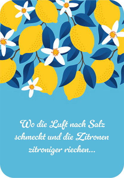 Gezeigt wird eine Innen- oder Zusatzansicht von „Dein Urlaubsorakel“. Die Darstellung zeigt eine leuchtend hellblaue Hintergrundfläche, dekoriert mit stilisierten, gelben Zitronen und weißen Blüten. Der obere Teil der Grafik ist dominiert von den Zitronen und Blättern in verschiedenen Grüntönen. Unten ist in geschwungener, weißer Schrift der Satz „Wo die Luft nach Salz schmeckt und die Zitronen zitroniger riechen…“ platziert, was eine einladende Urlaubsstimmung vermittelt.