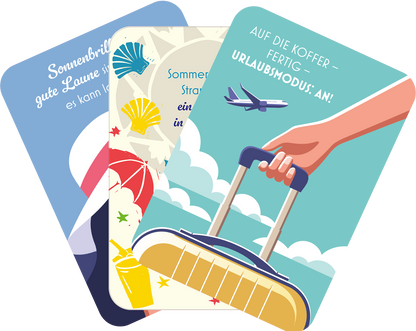 Gezeigt wird eine Innen- oder Zusatzansicht von „Dein Urlaubsorakel“. Die Karten präsentieren bunte, einladende Illustrationen. Die Farbpalette umfasst sanfte Blau- und Gelbtöne sowie lebendige Rottöne. Auf einer Karte ist eine Hand zu sehen, die einen Koffer hält, vor einem Himmel mit Flugzeug. Eine andere Karte beschreibt „Sonnenbrillen und gute Laune“ in verspielter Schriftart. Die Gestaltung vermittelt Urlaubsstimmung und Vorfreude auf neue Abenteuer.
