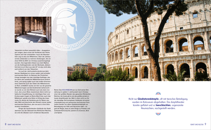 Gezeigt wird eine Innen- oder Zusatzansicht von „Ein Traum in Blau“. Die Darstellung umfasst links eine reich verzierte Textseite mit einer leicht strukturierten Hintergrundfarbe und einer klaren, modernen Typografie in Schwarz. Rechts befindet sich ein eindrucksvolles Bild des Kolosseums, das durch üppige grüne Pflanzen im Vordergrund hervorgehoben wird. Darüber schimmert ein stilisiertes Weinsymbol in sanften Blautönen, was dem Gesamtbild eine harmonische, einladende Note verleiht.