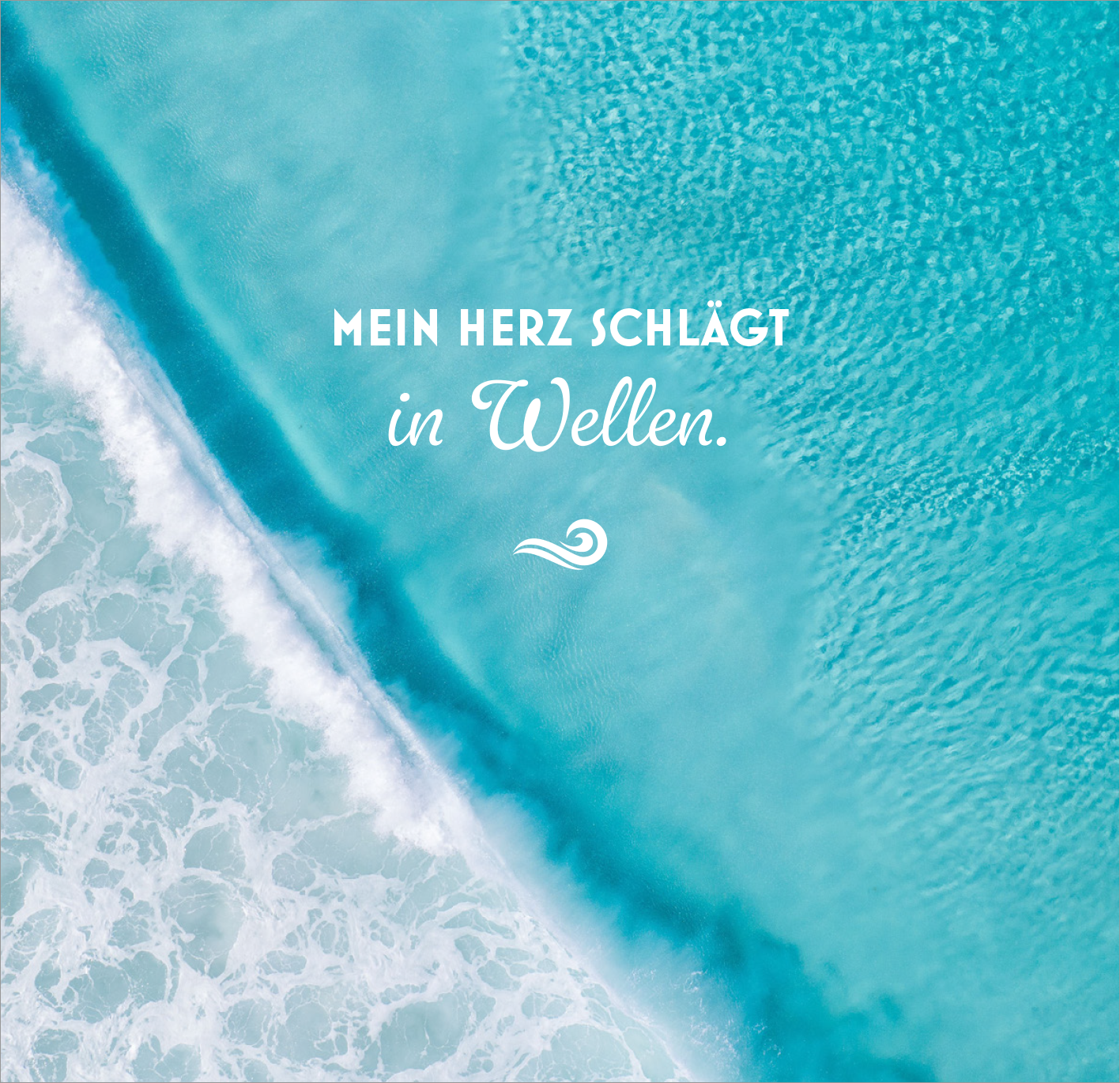 Gezeigt wird eine Innen- oder Zusatzansicht von „Mehr Meer, bitte!“. Die Darstellung zeigt einen strahlend blauen Ozean mit sanften Wellen und weißem Schaum. In der oberen Bildhälfte steht in großer, moderner Schriftzug: „MEIN HERZ SCHLÄGT“ in Weiß, gefolgt von „in Wellen.“ in einer eleganten, geschwungenen Typografie. Der Hintergrund ist in verschiedenen Blautönen gehalten, was eine beruhigende, maritime Atmosphäre schafft.