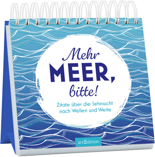 Auf dem Buchcover ist ein wellenförmiges, blaues Muster zu sehen, das die Ruhe und Unendlichkeit des Meeres symbolisiert. In der Mitte befindet sich ein großer, weißer Kreis mit der Aufschrift „Mehr MEER, bitte!“ in kräftiger, blauer Schrift. Darunter steht in kleinerer, blauer Schrift: „Zitate über die Sehnsucht nach Wellen und Weite“. Die Atmosphäre ist einladend und sehnsüchtig. Ganz unten mittig steht der Logoschriftzug von arsEdition.