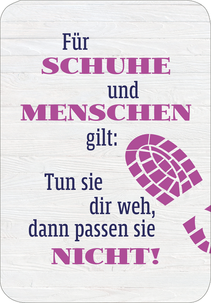 Gezeigt wird eine Innen- oder Zusatzansicht von „Einer von uns beiden ist blöder als ich.“ Die Gestaltung besteht aus einem hellen, holzähnlichen Hintergrund. In kräftigen Farben stehen die Worte „Für SCHUHE und MENSCHEN gilt:“ in lila und dunkelblau. Der untere Teil des Textes lautet „Tun sie dir weh, dann passen sie NICHT!“ und ist in einer großen, auffälligen Schriftart gesetzt. Zusätzlich sind Schuhabdrücke in lila auf der rechten Seite platziert, die das Thema weiter...