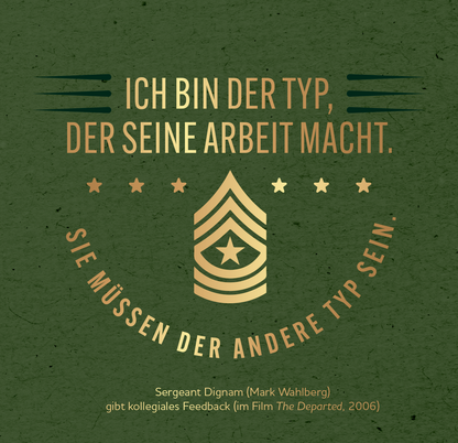 Gezeigt wird eine Innen- oder Zusatzansicht von „Stilvoll beleidigen“. Die Gestaltung zeigt einen grünen Hintergrund mit goldenen Schriftzügen. Der zentrale Satz „ICH BIN DER TYP, DER SEINE ARBEIT MACHT“ ist in prägnanter, serifenloser Typografie abgebildet. Unterhalb befindet sich eine stilisierte Abzeichenform, die von drei Sternen flankiert wird. Der Text „SIE MÜSSEN DER ANDERE TYP SEIN“ umrahmt das Abzeichen in einem freundlichen, gut lesbaren Schriftstil.