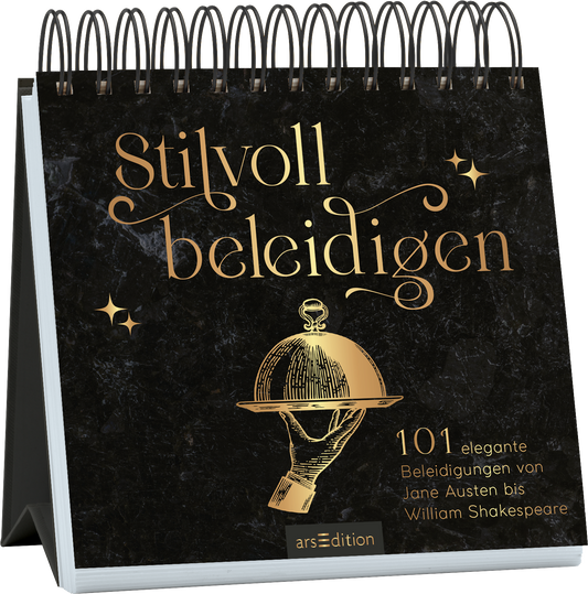 Das Buchcover zeigt eine elegante, schwarze Hintergrundfarbe mit einer marmorierten Textur. In goldener, verschnörkelter Schrift steht der Titel „Stilvoll beleidigen“ im Fokus. Darunter befindet sich der Untertitel „101 elegante Beleidigungen von Jane Austen bis William Shakespeare“, ebenfalls in goldener Schrift. Oberhalb des Titels sind kleine goldene Sternmuster zu sehen. Das Cover vermittelt eine humorvolle, stilvolle Atmosphäre. Ganz unten mittig steht der Logoschriftzug von...