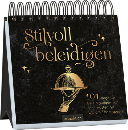 Das Buchcover zeigt eine elegante, schwarze Hintergrundfarbe mit einer marmorierten Textur. In goldener, verschnörkelter Schrift steht der Titel „Stilvoll beleidigen“ im Fokus. Darunter befindet sich der Untertitel „101 elegante Beleidigungen von Jane Austen bis William Shakespeare“, ebenfalls in goldener Schrift. Oberhalb des Titels sind kleine goldene Sternmuster zu sehen. Das Cover vermittelt eine humorvolle, stilvolle Atmosphäre. Ganz unten mittig steht der Logoschriftzug von...