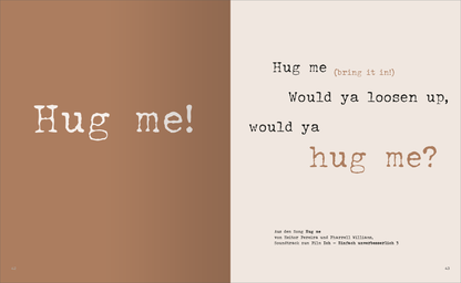 Gezeigt wird eine Innen- oder Zusatzansicht von „Umarmt werden“. Die Doppelseite präsentiert zwei kontrastierende Hintergründe in Braun- und Beigetönen. Links steht groß und handschriftlich „Hug me!“ in weißer Farbe, während auf der rechten Seite der Text mehrzeilig in unterschiedlichen Schriftgrößen und -stilen angeordnet ist. Der Haupttext „Hug me (bring it in)“ ist in einem sanften Braun gehalten, unterstrichen von einer auffälligen Schriftart. Die Gesamtanmutung...