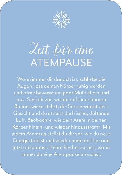 Gezeigt wird eine Innen- oder Zusatzansicht von „Wiesenglück“. Der Hintergrund ist in einem sanften Blau gehalten. In der oberen Mitte befindet sich ein Symbol in Form einer Sonne. Der Titel „Zeit für eine ATEMPAUSE“ ist in einer eleganten, verspielten Schriftart in Weiß gestaltet. Darunter folgt ein einladender Text, der in einer gut lesbaren, leicht geschwungenen Schrift verfasst ist. Die gesamte Gestaltung vermittelt Ruhe und Entspannung.