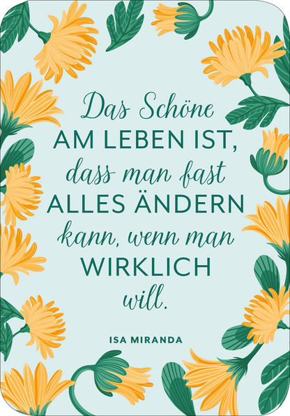 Gezeigt wird eine Innen- oder Zusatzansicht von „Wiesenglück“. Der Hintergrund ist in einem sanften, hellen Blau gehalten. Um den Text herum sindIllustrationen von gelben Gänseblümchen und grünen Blättern, die einen frischen, natürlichen Eindruck vermitteln. Die zentrale Aussage des Zitats ist in eleganter, geschwungener Schrift in Dunkelgrün gehalten, während der Name „Isa Miranda“ in einer klassischen, serifenbetonten Schrift darunter erscheint.