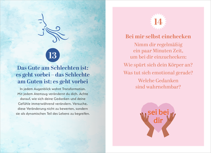 Gezeigt wird eine Innen- oder Zusatzansicht von „Pause!“. Die linke Seite zeigt eine sanfte, himmelblaue Hintergrundfarbe mit einer künstlerischen Darstellung von strömendem Wasser und einer eleganten Schrift in tiefblau. Der Text thematisiert Veränderung und das Vorübergehende von Emotionen. Die rechte Seite ist in einem zarten Rosaton gehalten und bietet eine klare, moderne Typografie in Dunkelrosa. Abgebildet sind zwei Hände, die ein Herz formen, und es gibt Anregungen zur...