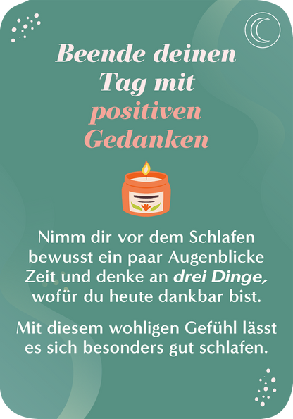 Gezeigt wird eine Innen- oder Zusatzansicht von „Du bist nur so alt, wie du dich fühlst“. Der Hintergrund ist in einem sanften Türkis gehalten, während der Titel „Beende deinen Tag mit positiven Gedanken“ in einer eleganten, verspielten Schrift in Rosé erscheint. Ein stilisiertes Kerzen-Symbol in Orange steht mittig, umgeben von weiteren dekorativen Elementen. Der Text fordert dazu auf, vor dem Schlafen an Dinge zu denken, für die man dankbar ist.