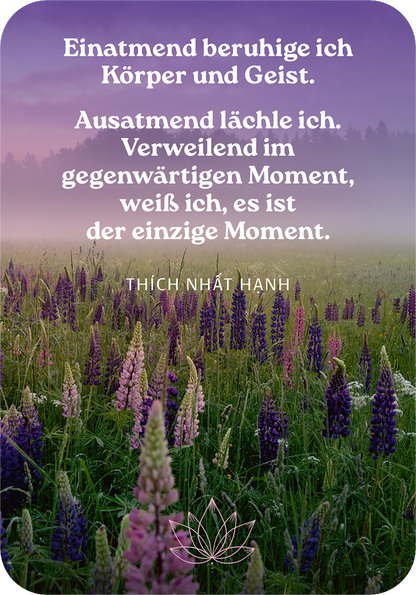 Gezeigt wird eine Innen- oder Zusatzansicht von „Achtsam atmen – Dein Weg zu innerer Ruhe“. Die Abbildung zeigt eine malerische Wiesenlandschaft mit lila Blauschwingel- und anderen Blumen im Vordergrund. Im Hintergrund ist ein sanfter, bunter Himmel zu sehen, der in sanften Pastelltönen leuchtet. Der Text ist in ansprechender, großer Schrift gehalten und besagt: „Einatmend beruhige ich Körper und Geist. Ausatmend lächle ich... Der Text ist in Weiß gehalten und wird durch eine...