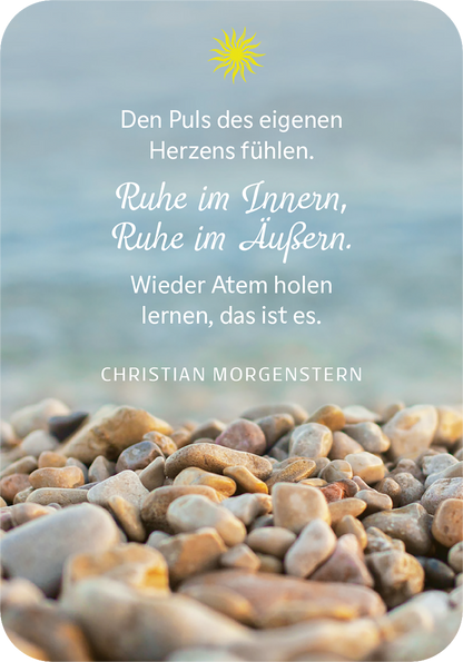 Gezeigt wird eine Innen- oder Zusatzansicht von „Achtsam atmen – Dein Weg zu innerer Ruhe“. Der Hintergrund zeigt eine sanfte Unschärfe von Wasser, überlagert mit einem Zitat. Die Schrift ist in einer eleganten serifenlosen Schriftart gehalten, wobei der Haupttext „Ruhe im Innern, Ruhe im Äußern.“ in einer geschwungenen, leicht verspielten Schrift steht. Die Farben sind in sanften Blau- und Erdtönen gehalten, ergänzt durch eine goldene Sonne oben im Bild, was eine beruhigende...