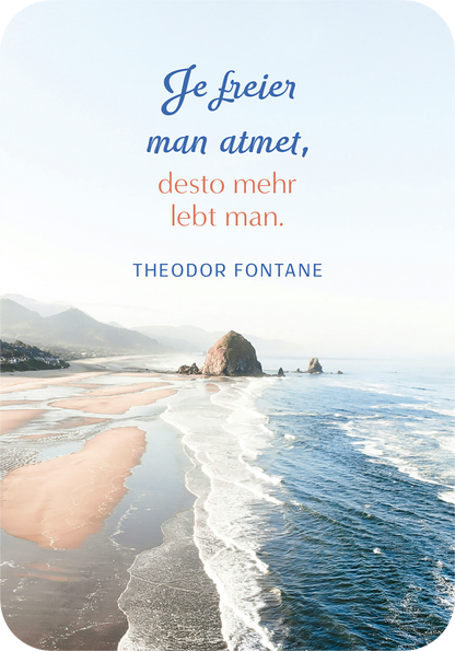 Gezeigt wird eine Innen- oder Zusatzansicht von „Achtsam atmen – Dein Weg zu innerer Ruhe“. Die Gestaltung präsentiert einen hellen, harmonischen Hintergrund mit einem sanften Meerblick und Küstenlandschaft. Der Text ist in zwei Schriftarten gehalten: Die erste Zeile in eleganter, blauer Schreibschrift, die zweite in schlichten Großbuchstaben in dunklem Blau. Der Zitatinhalt stammt von Theodor Fontane und ist in orange hervorgehoben, was einen warmen Akzent setzt.
