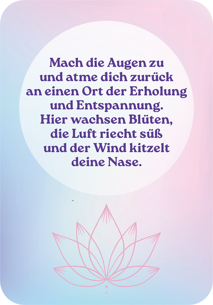 Gezeigt wird eine Innen- oder Zusatzansicht von „Achtsam atmen – Dein Weg zu innerer Ruhe“. Der Hintergrund ist sanft in Pastellfarben gehalten, mit einem lila Farbverlauf. In der Mitte steht der Text in verspielter, lila Schrift: „Mach die Augen zu und atme dich zurück an einen Ort der Erholung und Entspannung. Hier wachsen Blüten, die Luft riecht süß und der Wind kitzelt deine Nase.“ Unter dem Text wird eine stilisierte Lotusblume in dezentem Rosa dargestellt.