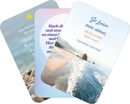 Gezeigt wird eine Innen- oder Zusatzansicht von „Achtsam atmen – Dein Weg zu innerer Ruhe“. Die Ansicht zeigt drei Karten mit sanften Farben wie Blau, Rosa und Violett. Jede Karte enthält unterschiedliche inspirierende Texte in einer gut lesbaren, modernen Schrift. Die Gestaltung umfasst Bilder von Naturmotiven, wie Strand und Steine, sowie eine stilisierte Sonne und Kreise, die für Ruhe und Achtsamkeit stehen.