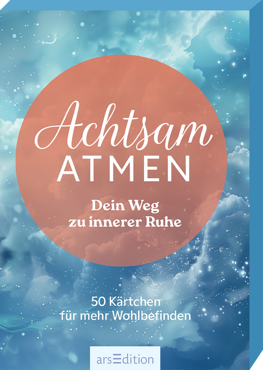 Das Buchcover zeigt einen sanften, pastellfarbenen Hintergrund in Blau- und Türkistönen, der an eine wolkige Himmelsszene erinnert. Im Zentrum befindet sich ein großer, runder, rosaner Kreis mit der auffälligen, geschwungenen Schrift „Achtsam ATEMEN“ in Weiß. Darunter steht in kleinerer Schriftgröße „Dein Weg zu innerer Ruhe“, gefolgt von „50 Kärtchen für mehr Wohlbefinden“. Ganz unten mittig steht der Logoschriftzug von arsEdition.