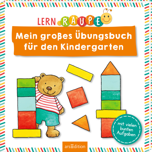 Das Cover zeigt einen lächelnden Bären, der vor einem bunten Stapel aus geometrischen Spielsteinen steht. Die Farbpalette umfasst lebendige Töne wie Blau, Gelb, Rot und Grün. Oben in bunten Buchstaben steht „LEARN RAUPE“, darunter in weißer Schrift der Titel „Mein großes Übungsbuch für den Kindergarten“. Ein kleiner blauer Button in der unteren rechten Ecke enthält den Text „mit vielen bunten Aufgaben“. Ganz unten mittig steht der Logoschriftzug von arsEdition.
