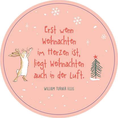 Gezeigt wird eine Innen- oder Zusatzansicht von „Adventskalender in der Dose. Weißt du eigentlich, wie lieb ich dich hab?“. Auf einem runden, rosafarbenen Hintergrund steht in großen, handschriftlichen, roten Buchstaben der Text: „Erst wenn Weihnachten im Herzen ist, liegt Weihnachten auch in der Luft.“ Neben dem Text ist ein niedlicher Hase abgebildet, der sich freut, und ein grüner Weihnachtsbaum mit einer roten Spitze. Unter dem Zitat steht der Name des Autors, William Turner...