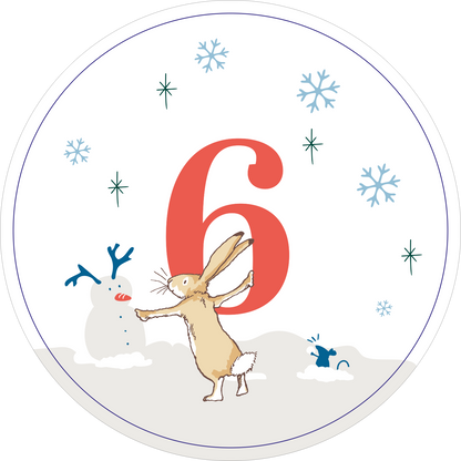 Gezeigt wird eine Innen- oder Zusatzansicht von „Adventskalender in der Dose. Weißt du eigentlich, wie lieb ich dich hab?“. Die Abbildung zeigt einen fröhlichen Hasen, der vor einem Schneemann mit roten Nasenpunkten und einem kleinen, blauem Tier steht. Die Zahl „6“ ist groß und rot hervorgehoben. Sanfte Schneeflocken in hellem Blau umrahmen die Szene, während der Hintergrund in einem hellen, neutralen Farbton gehalten ist.