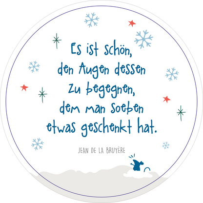 Gezeigt wird eine Innen- oder Zusatzansicht von „Adventskalender in der Dose. Weißt du eigentlich, wie lieb ich dich hab?“. Die runde Ansicht präsentiert einen verspielten, winterlichen Hintergrund in sanften Blau- und Grautönen. In der Mitte steht der liebevolle Spruch in einer handschriftlichen, blauen Typografie, umgeben von zarten Schneeflocken und roten Sternen. Der untere Bereich enthält den Namen des Autors, Jean de La Bruyère, in einer kleinen, klaren Schrift.