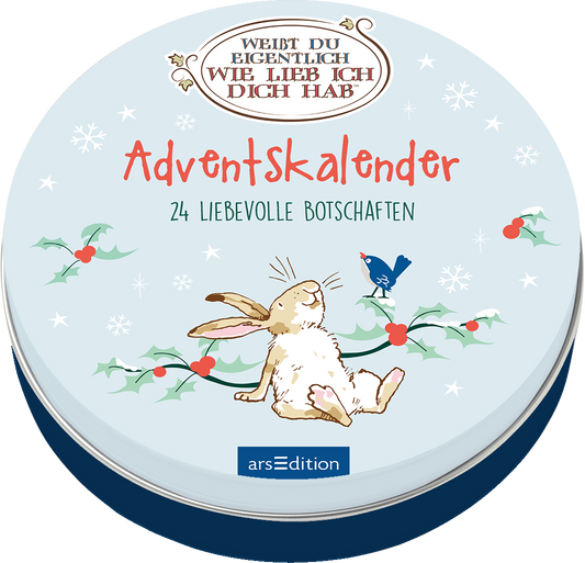Auf dem Buchcover eines Adventskalenders für Kinder zeigt ein niedlicher, sitzender Hase mit großer Ohren und einem sanften Gesichtsausdruck. Der Hintergrund ist in einem hellen Blau gehalten, ergänzt durch weiße, zarte Schneeflocken und grüne Weihnachtszweige mit roten Beeren. In lebhaftem Orange steht „Adventskalender“ prominent in der Mitte, gefolgt von „24 liebevolle Botschaften“ in kleinerer Schrift darunter. Der Titel „Weißt du eigentlich wie lieb ich dich hab“ ist in...