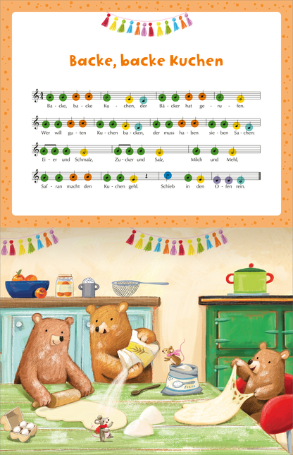 Gezeigt wird eine Innen- oder Zusatzansicht von „Mein liebstes Klavierbuch“. Die Seite präsentiert die Noten zu „Backe, backe Kuchen“ mit bunten Noten und einer lebhaften Illustration. Drei Bären sind in einer farbenfrohen Küche aktiv, wobei einer Teig ausrollt, ein anderer Zutaten mischt und der dritte zuschaut. Die Wand ist mit einer Kette aus bunten Figuren geschmückt. Die Farben sind hell und einladend, die Typografie der Titel ist groß und freundlich.