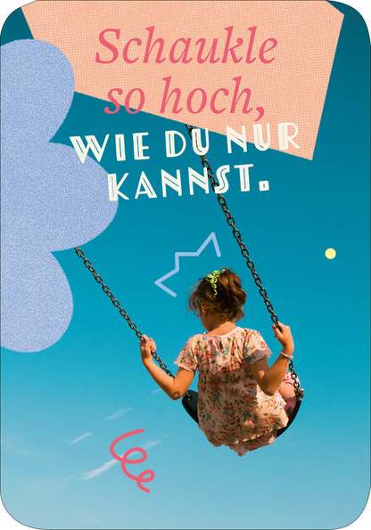 Gezeigt wird eine Innen- oder Zusatzansicht von „99 fabelhafte Ideen für Alltagsheldinnen“. Die Darstellung zeigt ein Kind auf einer Schaukel vor einem klaren, blauen Himmel. In verspielten, bunten Farben sind die Worte „Schaukle so hoch, wie du nur kannst.“ prominent platziert. Die typografische Gestaltung ist dynamisch, mit verschnörkelten und modernen Schriftarten, um eine einladende und fröhliche Stimmung zu erzeugen. Elementare grafische Formen ergänzen das Bild und betonen die...