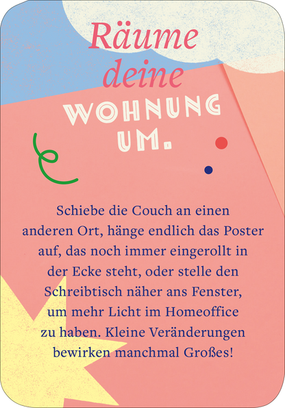 Gezeigt wird eine Innen- oder Zusatzansicht von „99 fabelhafte Ideen für Alltagsheldinnen“. Die Gestaltung kombiniert sanfte Pastellfarben wie Rosa, Blau und Gelb mit geometrischen Formen. Der Titel „Räume deine Wohnung um.“ ist in einer handschriftlichen, eleganten Schrift in Rosa gehalten, während der erläuternde Text in einer klaren, blauen Typografie erscheint. Grafische Elemente wie Punkte und geschwungene Linien verleihen dem Layout eine dynamische Note, die einladend und...