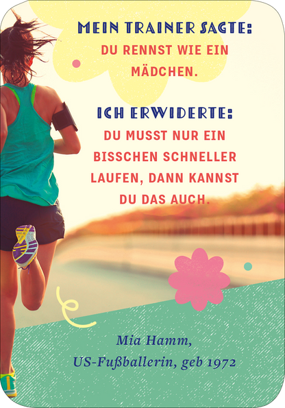 Gezeigt wird eine Innen- oder Zusatzansicht von „Mindset für starke Frauen“. Die Gestaltung zeigt einen dynamischen Hintergrund mit einer Sportlerin, die in Bewegung ist. Dominante Farben sind Blau, Rosa und Gelb, die ein energiegeladenes Gefühl vermitteln. Die Typografie kombiniert verspielte Schriftarten, wobei der obere Text in einer klaren, fetten Schrift und der untere in einer eleganten, handschriftlichen Schriftart präsentiert wird. Ein grafisches Element in Form einer Blüte...