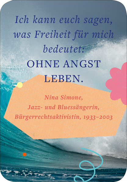 Gezeigt wird eine Innen- oder Zusatzansicht von „Mindset für starke Frauen“. Die Ansicht umfasst einen Hintergrund mit einem dynamischen Wellenmotiv in Blau- und Grüntönen. Darauf steht in großer, lila Schrift der Satz: „Ich kann euch sagen, was Freiheit für mich bedeutet: OHNE ANGST LEBEN.“ Unterhalb ist der Name „Nina Simone“ in kleinerer Schrift dargestellt, gefolgt von ihren Berufsbezeichnungen und Lebensdaten in oranger Schrift. Bunte grafische Elemente wie ein pinker...