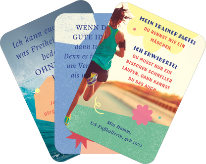 Gezeigt wird eine Innen- oder Zusatzansicht von „Mindset für starke Frauen“. Die Ansicht zeigt drei Karten in unterschiedlichen Farben und Designs. Die linke Karte hat einen sanften blauen Hintergrund mit weißer Schrift, die mittlere Karte ist in einem hellblauen Farbton gehalten und präsentiert eine ansprechende Illustration. Die rechte Karte zeigt eine dynamische Figur beim Laufen auf einem warmen Hintergrund mit kräftigen Farben und auffälliger Schrift. Die verwendete Typografie ist...