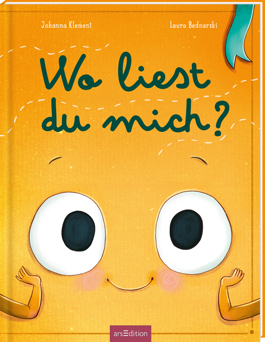 Fröhliches warmes orangenes Cover mit grobem strukturiertem Hintergrund. Oben stehen die Autorennamen Johanna Klement und Laura Bednarski in kleiner Serifenschrift. Dominantes türkisfarbenes handschriftlich wirkendes Titelset in großer Größe. Großer freundlicher Gesichtsaufdruck mit zwei weißen großen Augen dunklen Pupillen rosigen Wangen und ausgestreckten Armen. Oben rechts hängt ein türkisfarbenes Lesezeichenband. Ganz unten mittig steht der Logoschriftzug von arsEdition.