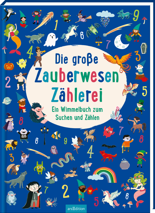 Zu sehen ist die 3D-Ansicht des Titels. Das Cover des Buches „Die große Zauberwesen Zählerei – Ein Wimmelbuch zum Suchen und Zählen“ wird gezeigt. Auf einem leuchtend blauen Hintergrund sind zahlreiche magische Wesen und Charaktere in bunten Farben abgebildet. In der Mitte des Covers steht der Titel. Die Zahlen eins bis neun sind farbenfroh verteilt und begleiten die Figuren. Ganz unten mittig steht der Logoschriftzug von arsEdition.