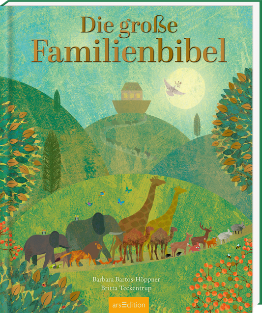 Das Buchcover „Die große Familienbibel“ zeigt eine farbenfrohe, illustrierte Landschaft mit sanften Hügeln, auf denen verschiedene Tiere wie ein Elefant, Giraffen und andere Waldtiere abgebildet sind. Im Hintergrund steht eine große Arche, umgeben von stilisierten Bäumen und Pflanzen. Der Titel ist in goldener, eleganter Schrift mittig platziert. Darüber leuchtet ein großer Vollmond, der von einer schwebenden Gestalt umkreist wird. Ganz unten mittig steht der Logoschriftzug von...