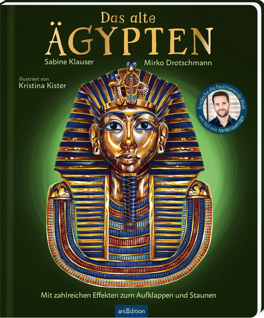 Auf dunkelgrünem Grund leuchtet zentral eine goldene Pharaonenmaske mit blauen Einlegearbeiten und feinen Details, umgeben von einem hellgrünen Schein. Titel in großer goldener Serifenschrift „Das alte ÄGYPTEN“, Autorennamen Sabine Klauser und Mirko Drotschmann, Illustrationsnennung Kristina Kister. Unten kleine hellgrüne Zeile „Mit zahlreichen Effekten zum Aufklappen und Staunen“ und runde blaue Plakette mit Foto und Text „Entdecke die faszinierende Welt am Nil mit...