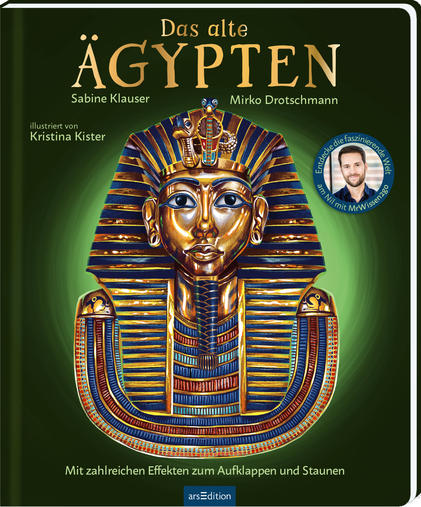Auf dunkelgrünem Grund leuchtet zentral eine goldene Pharaonenmaske mit blauen Einlegearbeiten und feinen Details, umgeben von einem hellgrünen Schein. Titel in großer goldener Serifenschrift „Das alte ÄGYPTEN“, Autorennamen Sabine Klauser und Mirko Drotschmann, Illustrationsnennung Kristina Kister. Unten kleine hellgrüne Zeile „Mit zahlreichen Effekten zum Aufklappen und Staunen“ und runde blaue Plakette mit Foto und Text „Entdecke die faszinierende Welt am Nil mit...