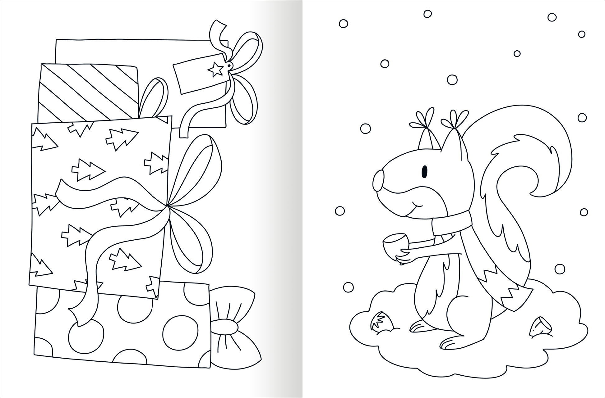 Gezeigt wird eine Innen- oder Zusatzansicht von „Ausmal-Fensterbilder – Im Winter“. Auf der linken Seite sind mehrere Geschenkpäckchen mit unterschiedlichen Mustern, wie z.B. gepunktet und mit Tannenbaum-Motiven, abgebildet, verbunden durch eine große Schleife. Rechts sitzt ein niedliches Eichhörnchen, das eine Tasse in den Händen hält und in einer schneebedeckten Umgebung steht. Die Zeichnungen sind in klaren, einlinigen Konturen gestaltet, die zum Ausmalen einladen.