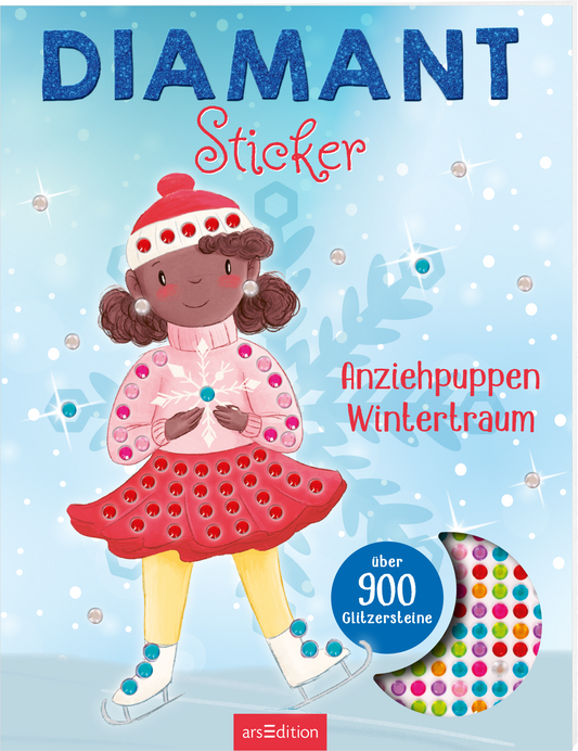 Zu sehen ist die 3D-Ansicht des Titels. Das Buchcover zeigt ein fröhliches, illustiertes Mädchen, das Schlittschuhe, einen roten Rock und einen rosa Pulli trägt, während sie in der Hand eine große Schneeflocke hält. Der Hintergrund ist hellblau mit glitzernden Akzenten und einer Silhouette einer Schneeflocke versehen. Oben steht in großen, bunten Buchstaben „DIAMANT Sticker“, und darunter steht in kleinerer Schrift „Anziehpuppen Wintertraum“. Auf der rechten unteren Ecke ist ein...