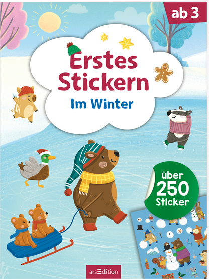 Das dreidimensionale Buchcover zeigt eine winterliche Szenerie mit fröhlichen Tierillustrationen. Im Vordergrund ist ein Bär mit einer Wintermütze und einem gelben Schal zu sehen, der einen Schlitten mit zwei kleinen Bären über eine Eisfläche zieht. Im Hintergrund sind ein Dachs, eine Ente und ein Wildschwein zu sehen, die alle winterlich gekleidet sind. Der Titel „Erstes Stickern“ hebt sich in einer verspielten, roten Schrift ab und ist von einer Wolke umgeben. Darunter steht „Im...