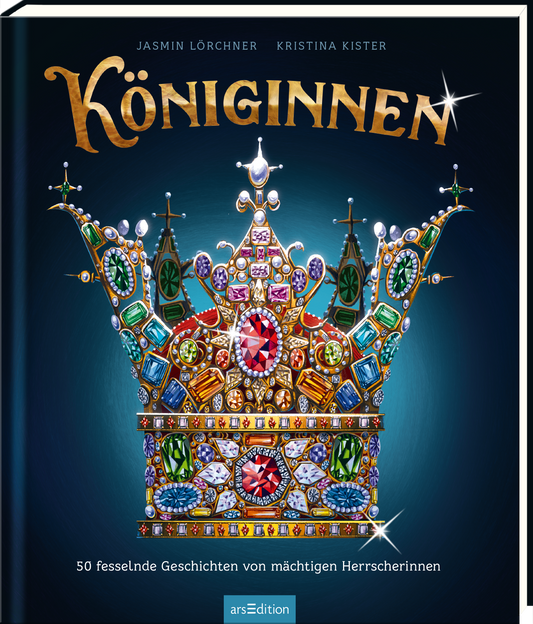 Auf dem Buchcover steht der Titel „Königinnen“ in eleganter, geschwungener Schrift in Gold, die glänzend wirkt. Darunter sind in kleinerer Schrift die Worte „50 fesselnde Geschichten von mächtigen Herrscherinnen“ zu lesen. Im Zentrum prangt eine prächtig verzierte Krone, reich geschmückt mit bunten Edelsteinen und funkelnden Details. Der Hintergrund ist in einem tiefen Blau gehalten, das die Farben der Krone zum Strahlen bringt. Ganz unten mittig steht der Logoschriftzug von...