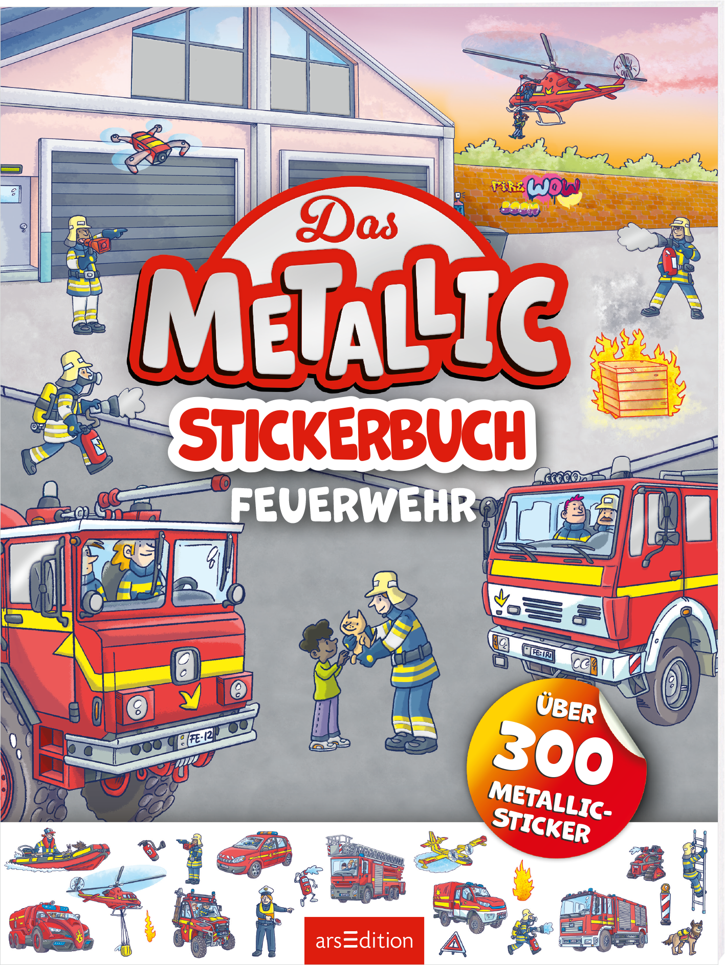 Auf dem Cover des Buches „Das METALLIC STICKERBUCH FEUERWEHR“ dominieren lebhafte Farben wie Rot und Gelb. In der Mitte steht der Titel in großen, auffälligen Buchstaben. Im Hintergrund sind Feuerwehrfahrzeuge, ein Hubschrauber und Feuerwehrleute abgebildet, die an verschiedenen Einsätzen teilnehmen. Kinder interagieren spielerisch mit den Szenen, während ein Feuer im Hintergrund lodert. Über dem Cover prangt ein runder Button mit dem Text „Über 300 METALLIC-STICKER“. Ganz unten...