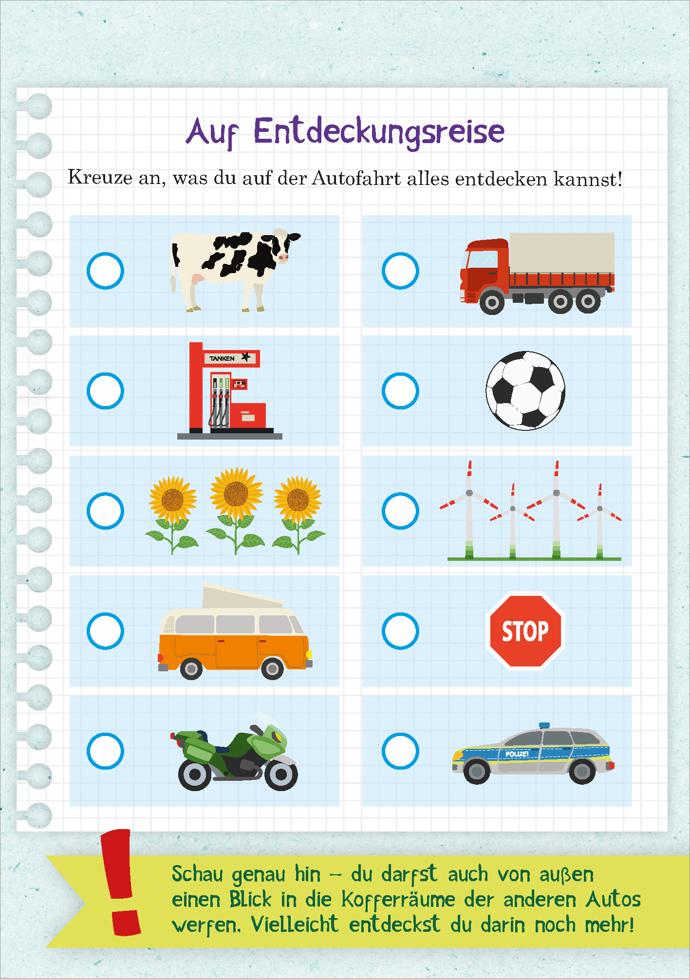 Gezeigt wird eine Innen- oder Zusatzansicht von „Abenteuer für unterwegs“. Die Seite hat einen hellblauen Hintergrund mit einem Karomuster. Oben steht in lila Schrift „Auf Entdeckungsreise“. Es sind neun farbenfrohe Illustrationen von verschiedenen Objekten wie Kühen, einem Lkw, Sonnenblumen und einem Polizeiwagen angeordnet. Jede Illustration wird von einem blauen Kreis umgeben, in dem die Betrachter ankreuzen können, was sie entdecken. Eine kurze, auffällige Anleitung in gelbem...